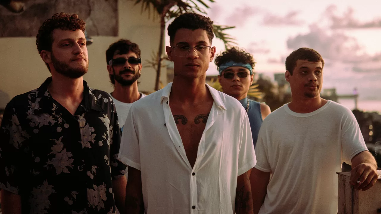 En su nuevo sencillo, Maré Vazia busca provocar reflexiones sobre las aspiraciones humanas de redención y equilibrio.