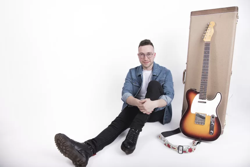 «Como en una noche vieja» Alejandro Moya trae un homenaje inolvidable para los amantes del Pop-Rock