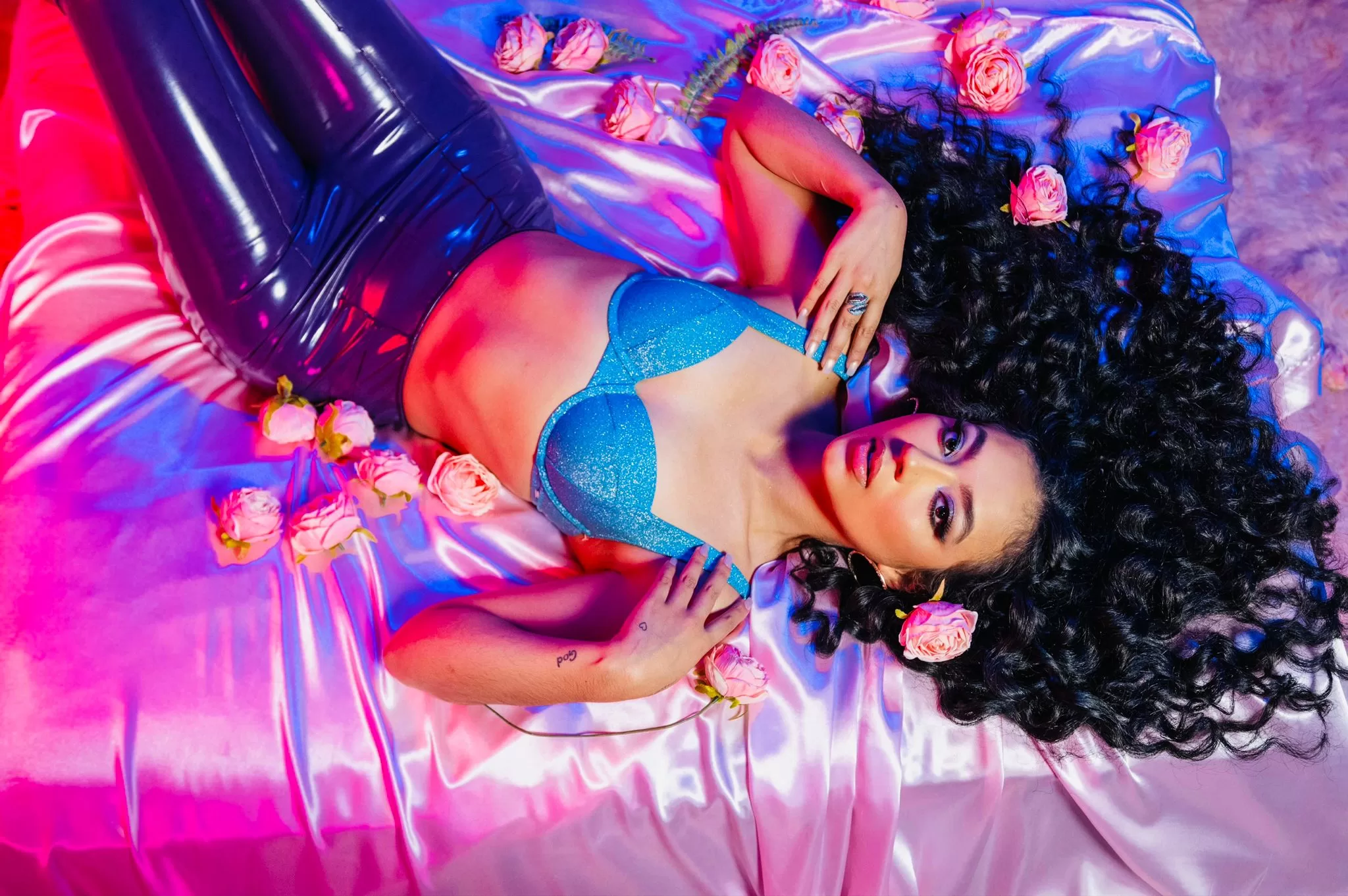 En el marco de esperanza ante la tragedia ocurrida en Ecuador, Monserrath lanza «Solo Una Noche»