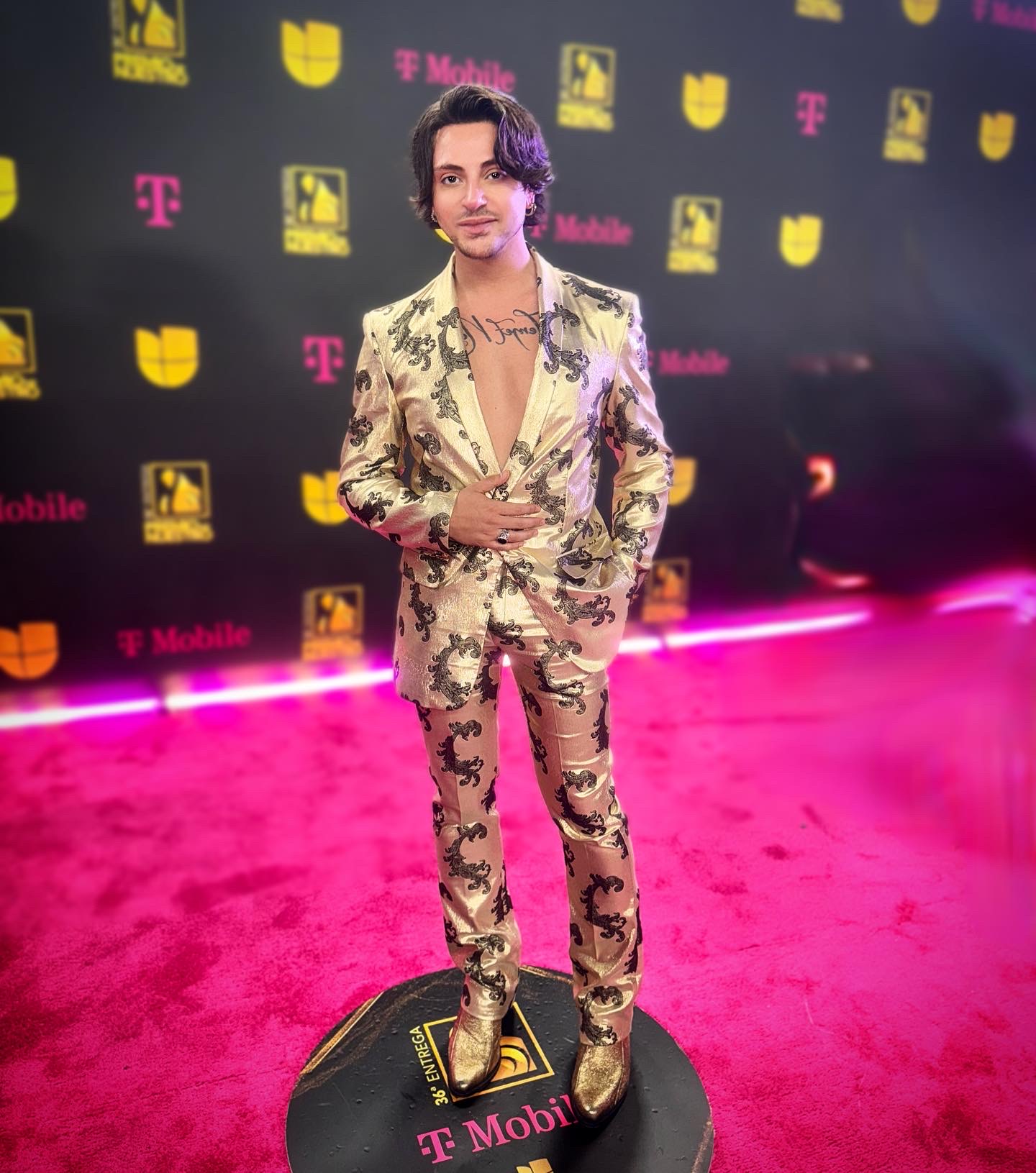 El Cantautor Italiano VIRGINIO, desfila en la alfombra de Premio Lo Nuestro anticipando una importante gira en Miami y Ciudad de México