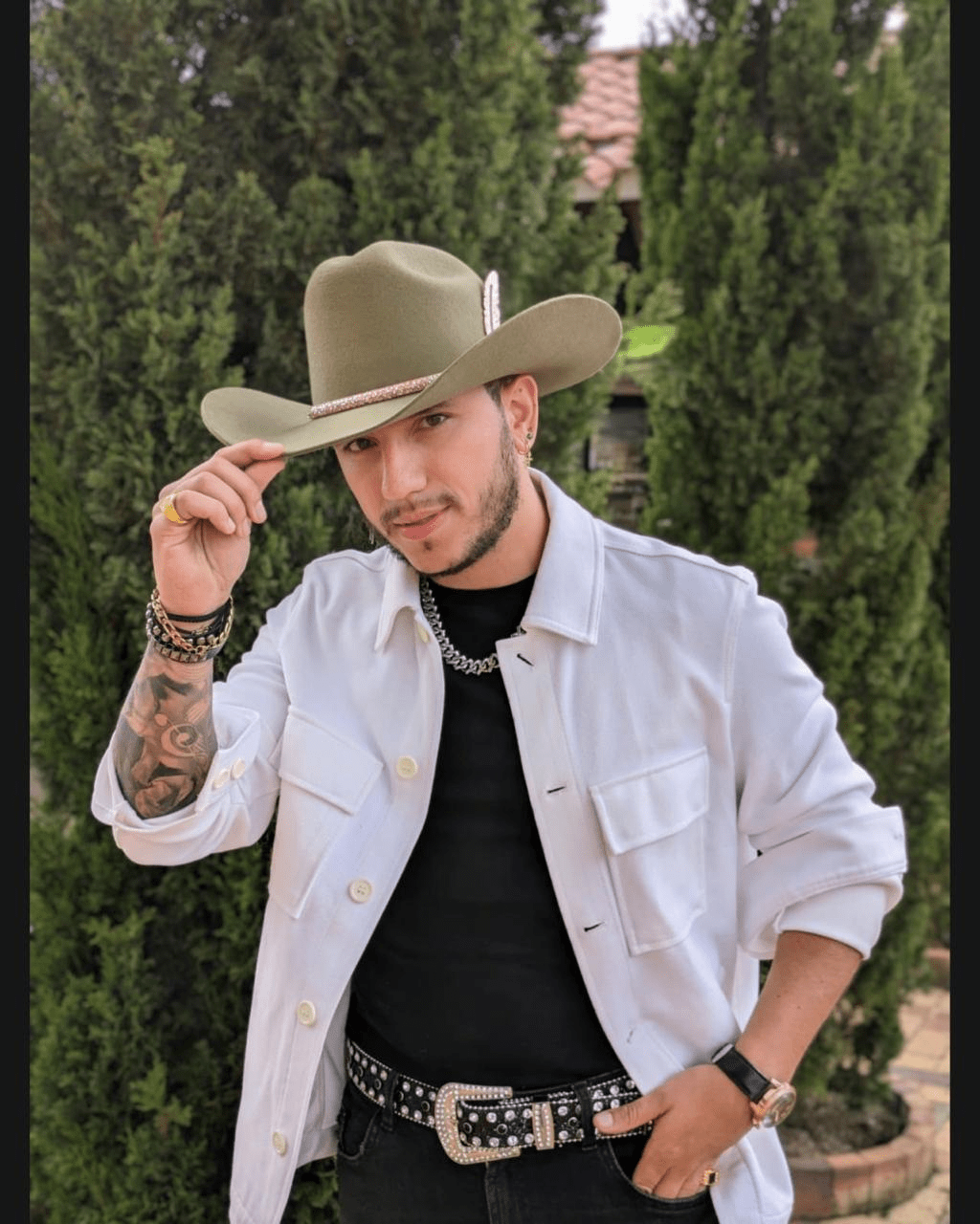 Alex Salazar sorprende al público con su nuevo lanzamiento “Que Pasa Pues” la cual transmite un mensaje de amor propio