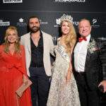 La revista Original Living Magazine rinde homenaje a Carlos Mesber en su reciente edición.