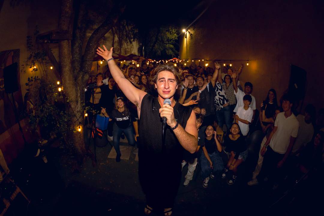 El joven artista venezolano Fauzi cierra en grande el 2024 con su primera joya musical termina “Estoy Feliz”