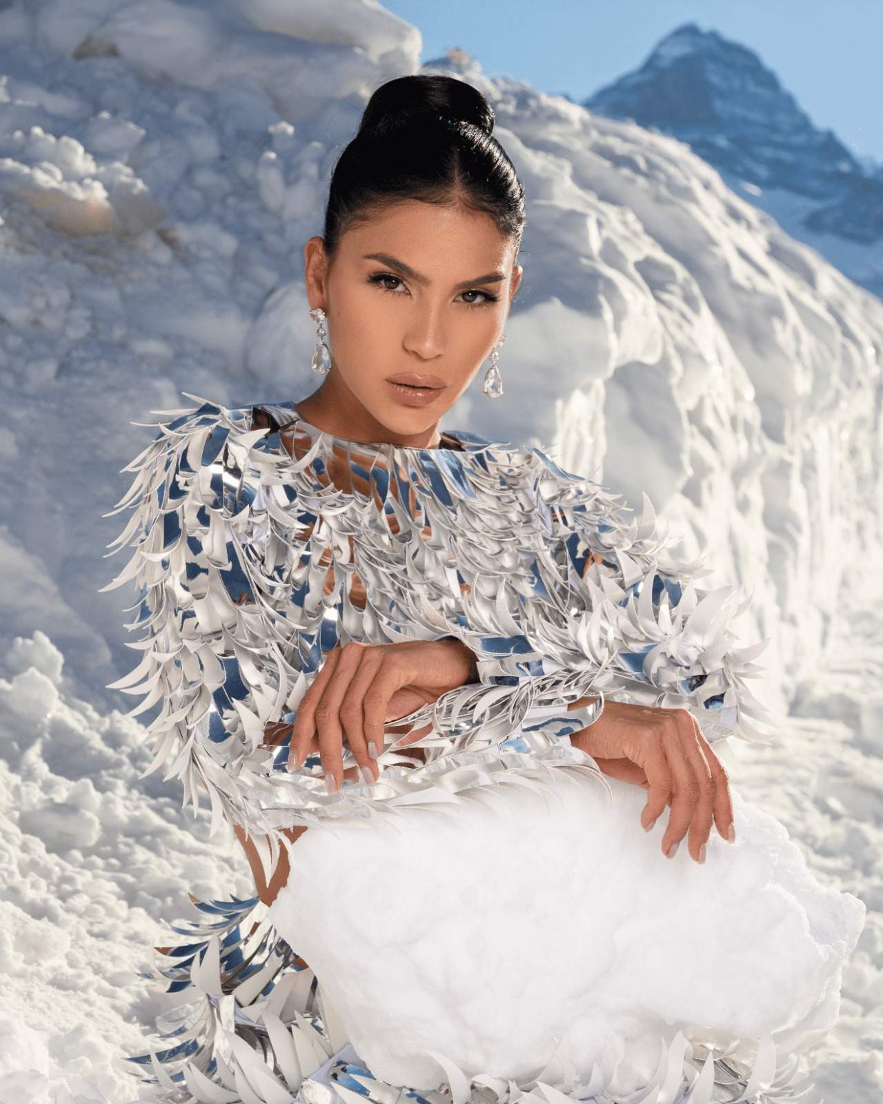¡Deslumbrante y audaz! Johanna Aponte rompe esquemas en la portada de Too Much