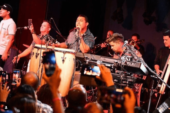 Alexander de Jesús Chirinos triunfa en gira de conciertos junto a «Porfi Baloa y sus Adolescentes»