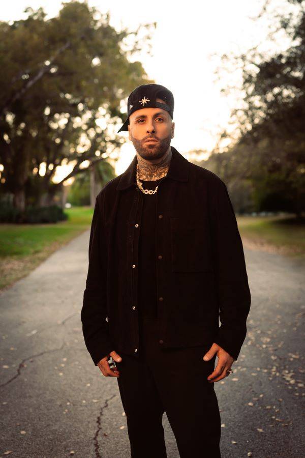 Nicky Jam regresa a su esencia con su EP «Sunshine»