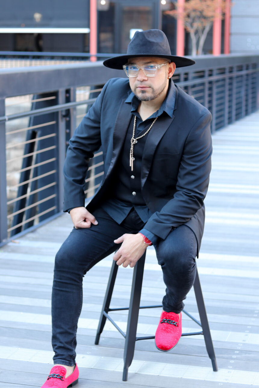 El venezolano Jimmy Molina revoluciona la escena musical con su nuevo sencillo «Estraños Conocidos»