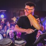 José Miguel Frías, el percusionista venezolano que brilla junto a grandes estrellas de la música