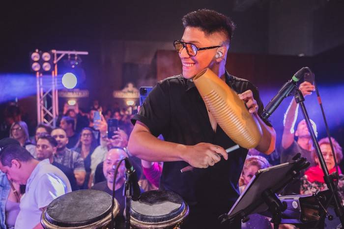 José Miguel Frías, el percusionista venezolano que brilla junto a grandes estrellas de la música