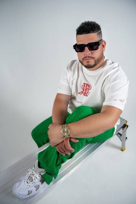 Julián Casanova presenta su sencillo «Cursi»