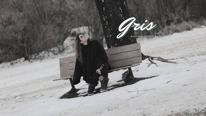 Mariana Risquez estrena el videoclip de «Gris»: un viaje emocional entre sueños y ausencia