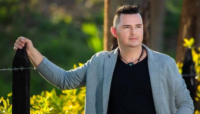 Ángel García estrena su nuevo éxito musical: «Dinero Maldito» remueve conciencias
