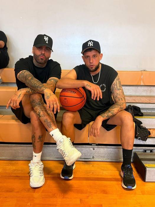 Nicky Jam y Messiah se reúnen en la cancha: La leyenda del reggaetón continúa respaldando al pionero del trap latino