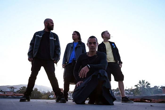 Nueve Noventa te invita a olvidar el drama de espacio y tiempo con «Ojos» 