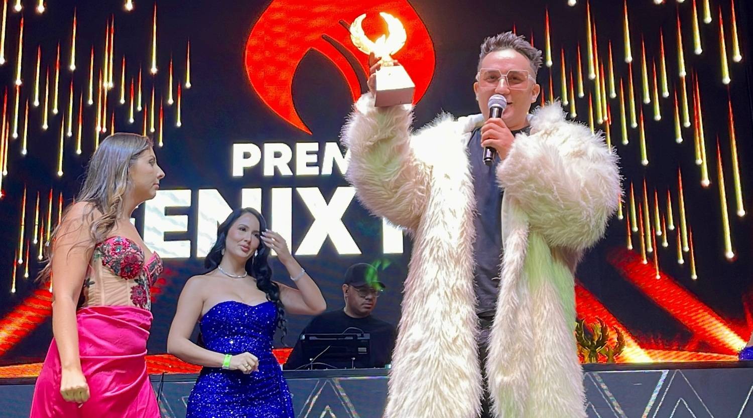 Stiven Saxo DJ gana el premio a Mejor DJ 2025 en los Premios Fénix Reconocido por su fusión única de Tech House Latino y saxofón en vivo