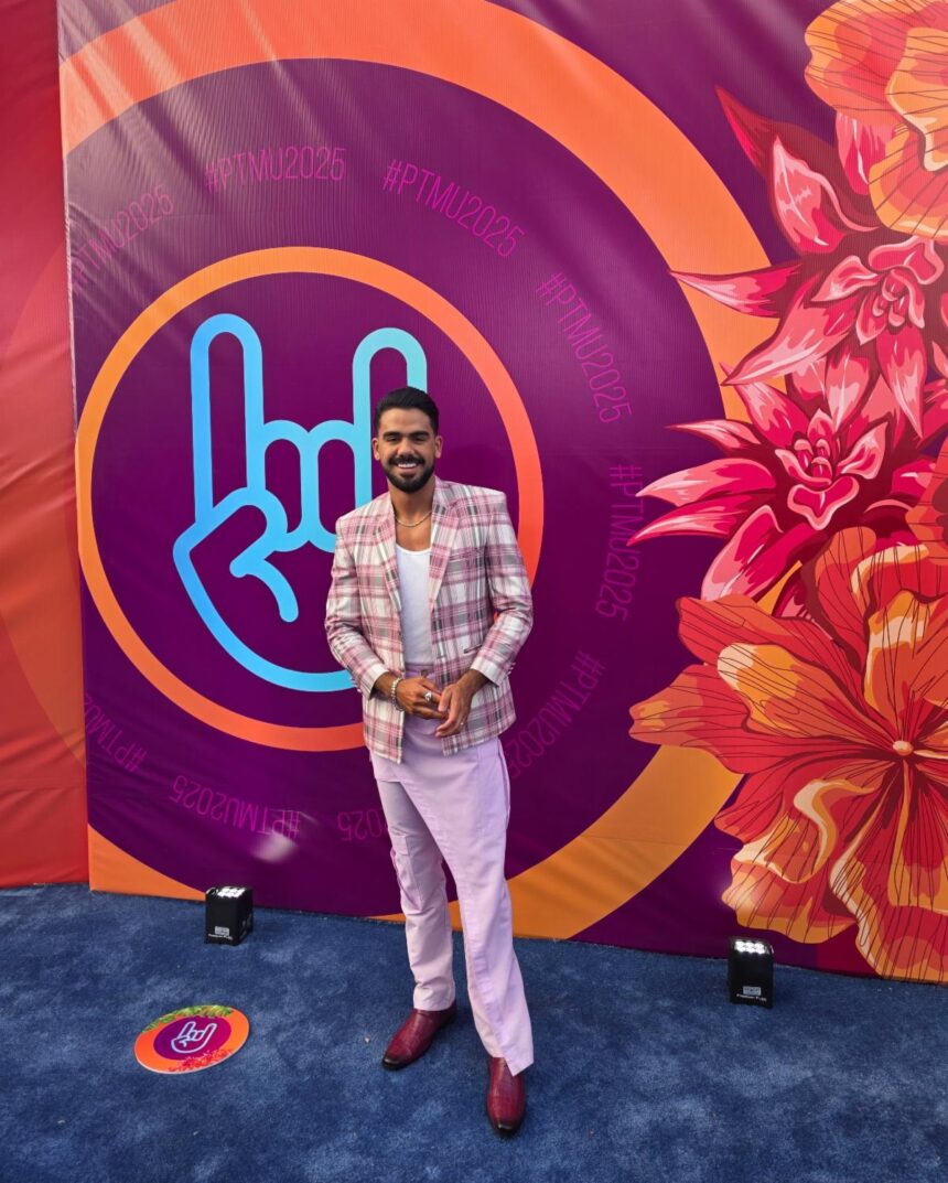 Carlos Adyan conquista Puerto Rico como conductor principal de los Premios Tu Música Urbano de Telemundo