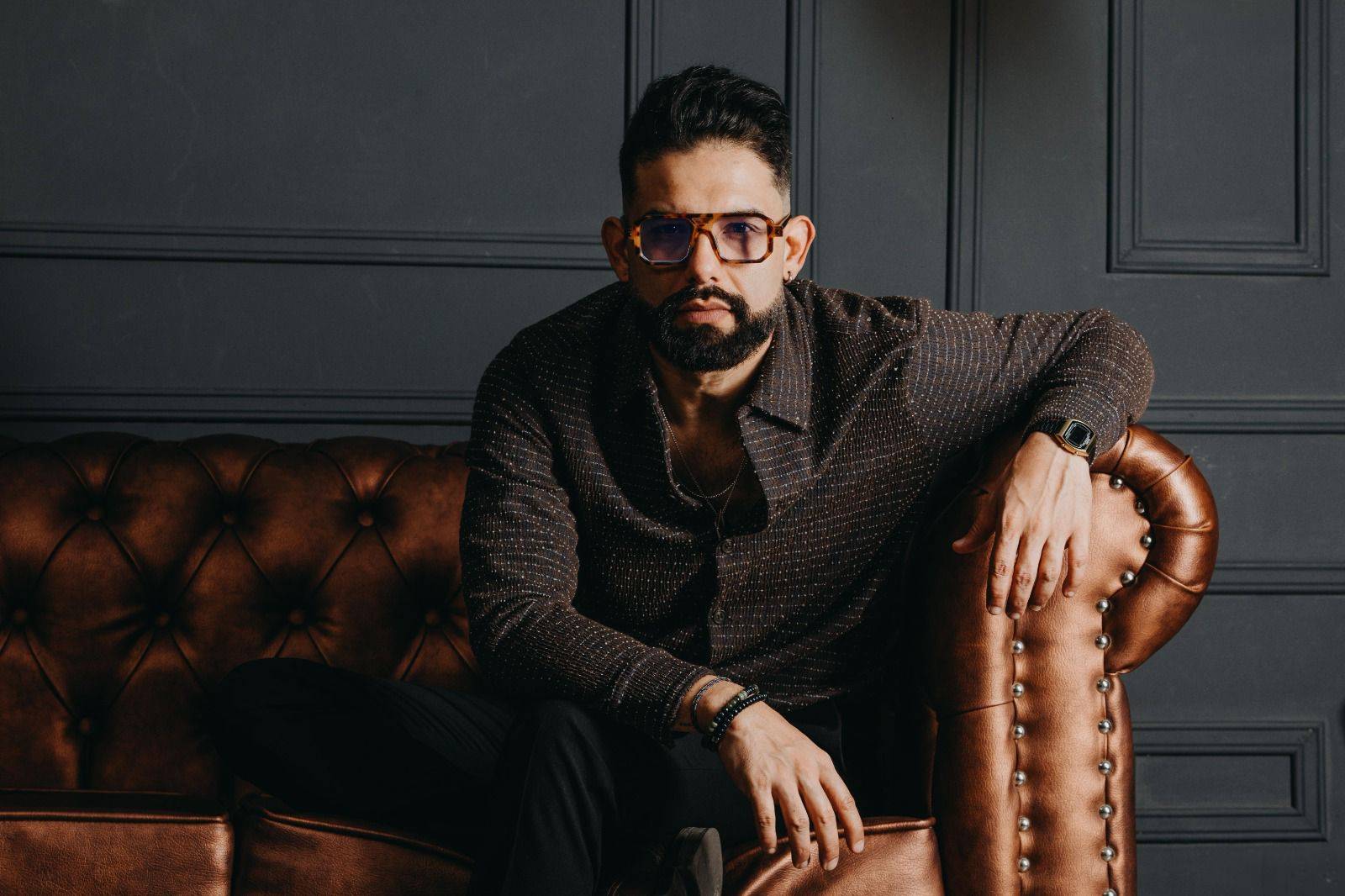 JC Gómez lanza “Alunizaje”: un viaje musical hacia la autenticidad y el amor silente