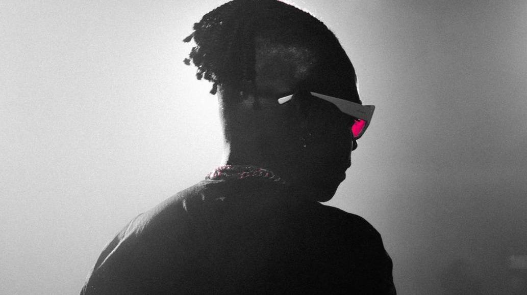 Negro Juanda rompe esquemas con su hit «Cabify» y presenta su EP ‘Niveles’