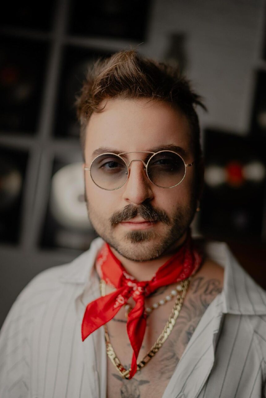 Ramón Fernández honra la dinasti̇a de su abuelo, Vicente Fernández, con un debut poderoso, moderno y a su propio estilo.