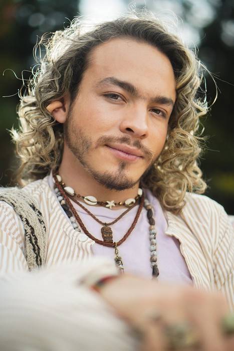 Samu Páramo, cantautor colombiano reconocido por su innovación con sonidos ancestrales y modernos