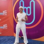 Zumvido rompe la alfombra azul de los Premios Tu Música Urbano vestido por Gax Designer