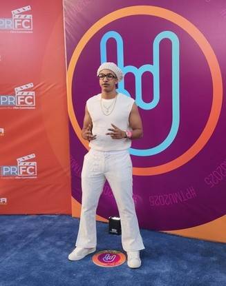 Zumvido rompe la alfombra azul de los Premios Tu Música Urbano vestido por Gax Designer