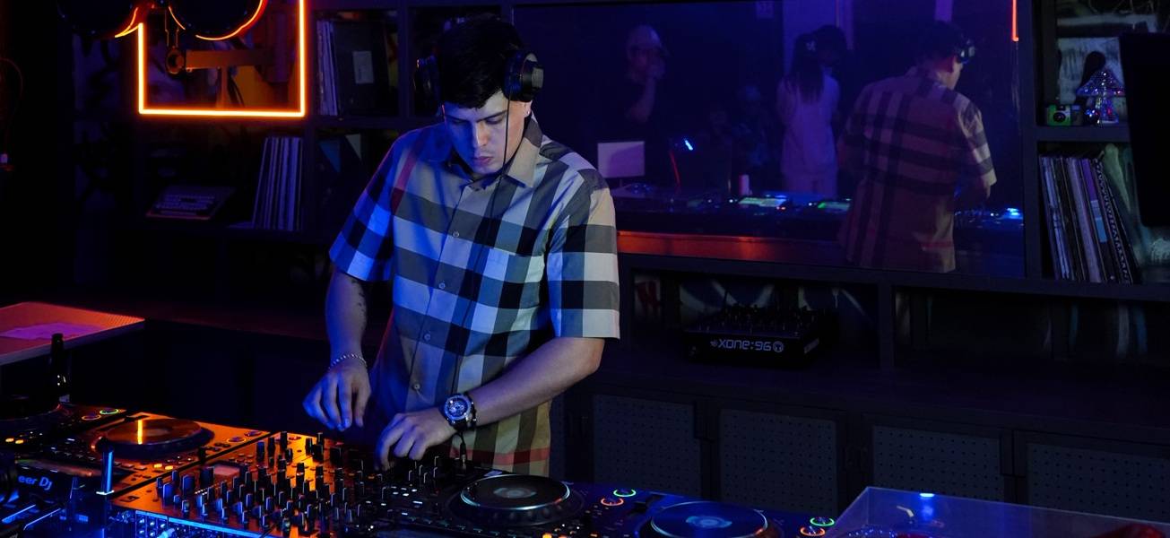 El DJ colombiano que está revolucionando la escena electrónica desde Monterrey