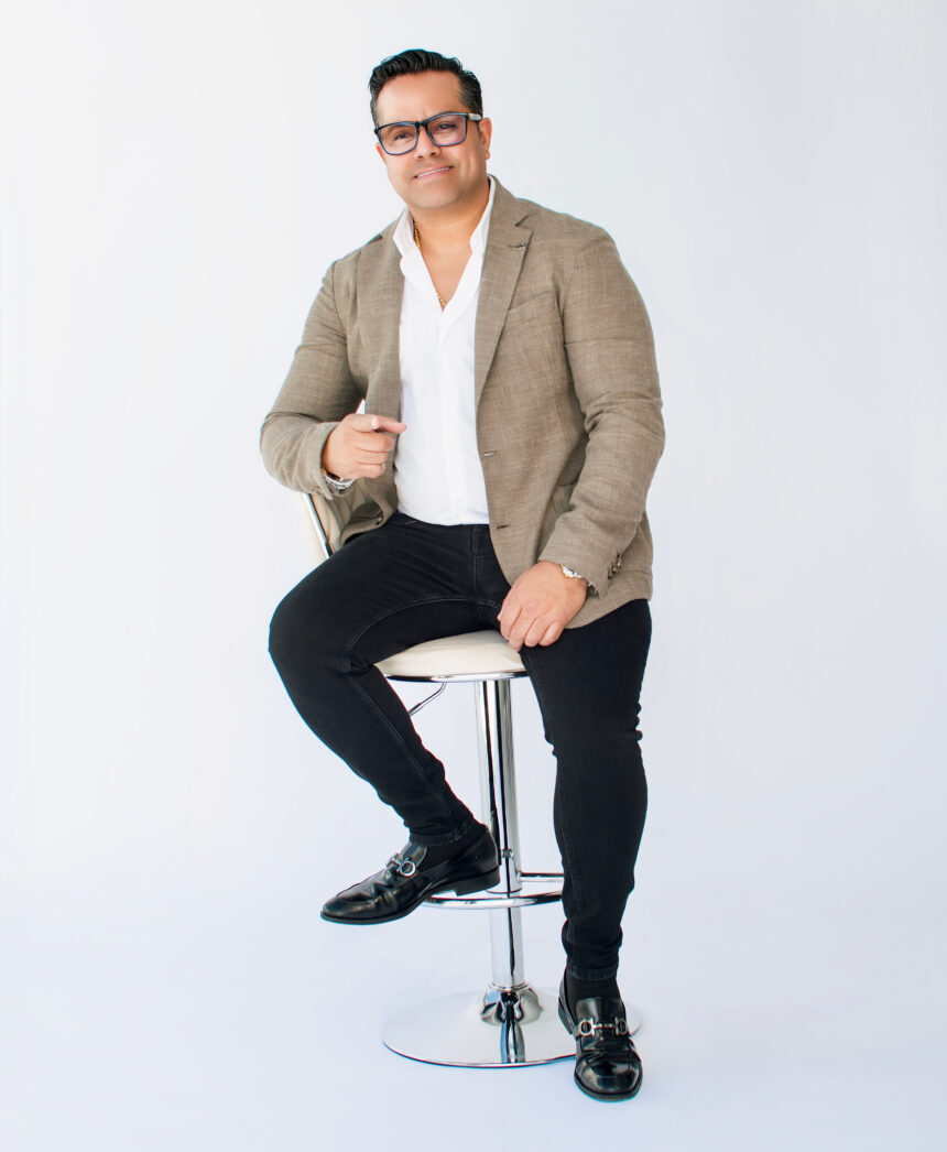 Miguel Petit Debuta como autor con “Entre acordes y estrategias”