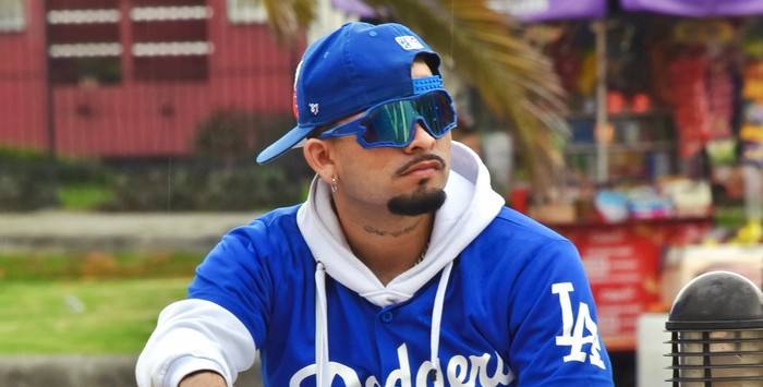 MEREDÉ presenta «Hermosa y Loca» una oda al amor más puro desde su HomeStudio en Bogotá