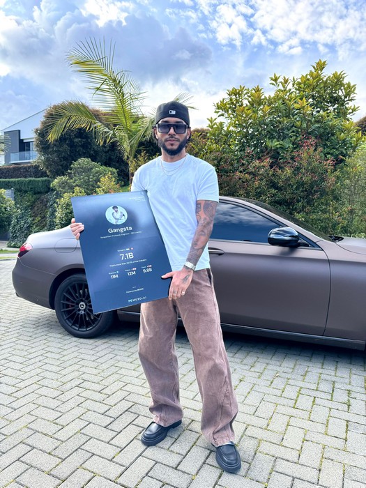Gangsta celebra reconocimiento histórico con placa de 7.1 billones de reproducciones globales