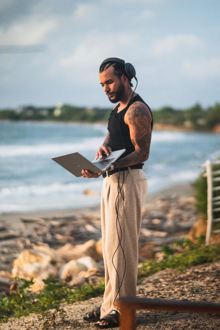 Gangsta: El productor que está liderando la revolución del dancehall y el afro en Latinoamérica