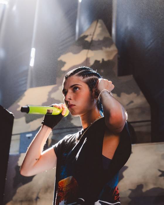 Iza M enciende el Baja Beach con su presentación musical y la producción la reconoce como una promesa del género