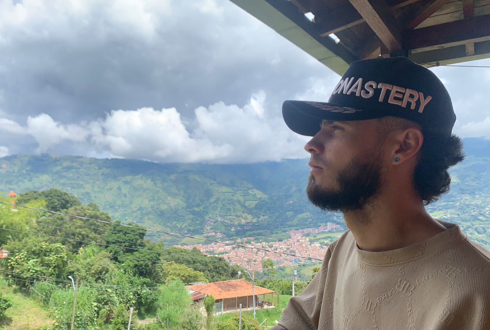 Cronos presenta “El Guayabo (Cupido Es Una Basura)”