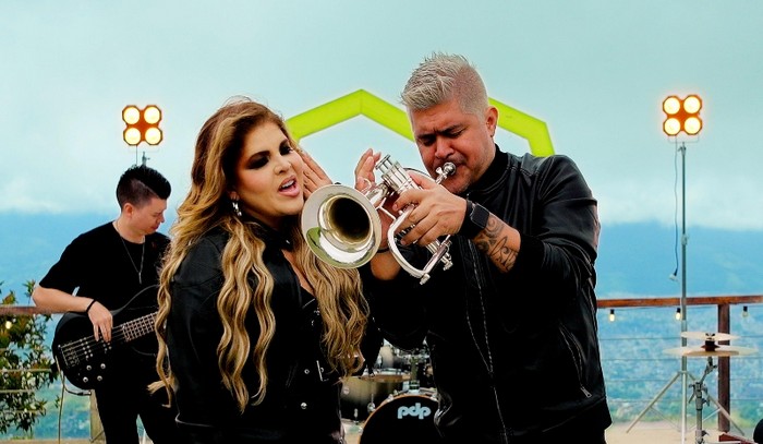 Diveana y Anthony Pérez se unen para la versión deluxe de «Tus Ojos»