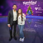 Mia McEwen Deslumbra y conquista en su primera visita promocional con “Querido Santa” por Estados Unidos