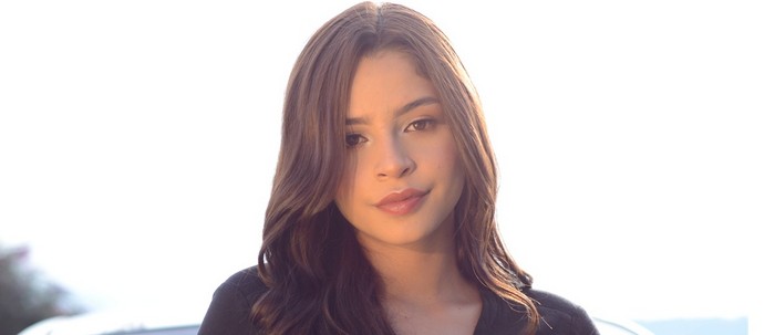 Lore Cardona anuncia su nuevo sencillo «Qué Mal Me Pagas» en la antesala de los Premios Fénix