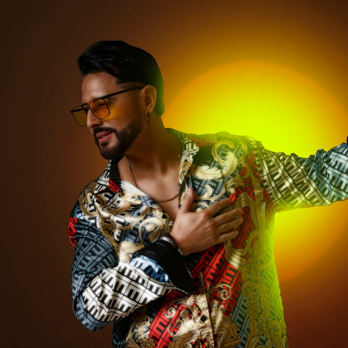 Rogers Sky presenta su nueva propuesta musical con «Rompiendo Cadenas»