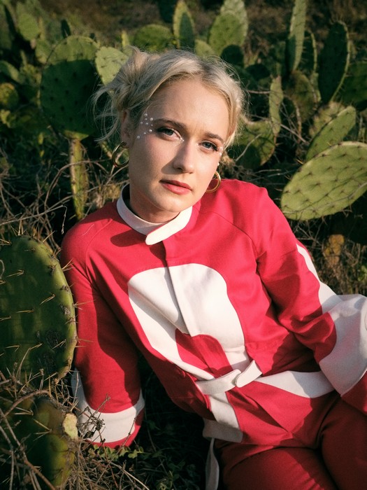 La cantautora suiza To Athena presenta «Shut The Door», último adelanto de su álbum «Have I Lost My Magic?»