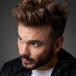 Luccas Rivera emociona con una versión íntima y moderna de «Vuela Paloma»