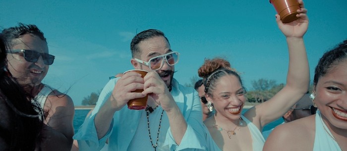 Juanhelo Caldelas conquista al público con «Buscándola» y supera las 120 mil reproducciones en YouTube