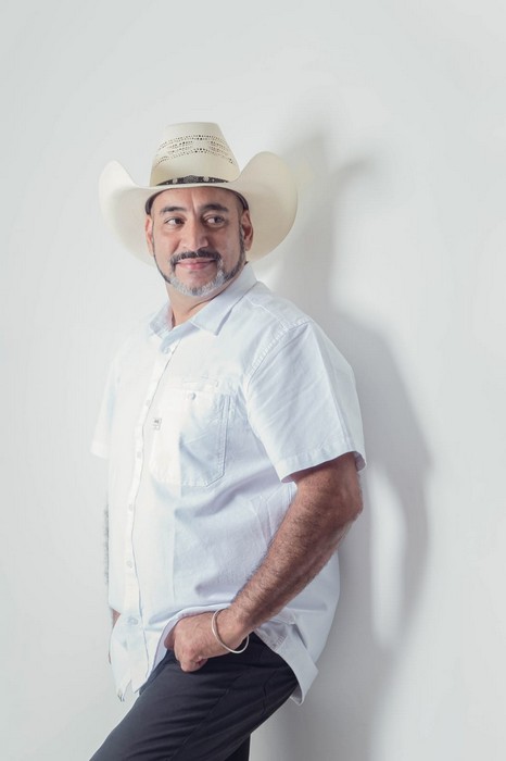 Yoy García «El Romántico de Venezuela» lanza nueva música y tributos en su regreso a Venezuela