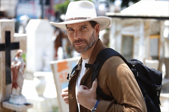 Arap Bethke nos lleva entre dos mundos para descubrir el verdadero espíritu del Día de Muertos