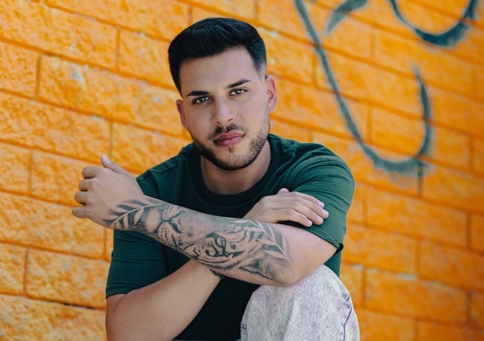 Tony Lozano rompe fronteras con la bachata «Miradita Asesina»