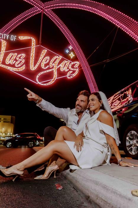 Julián Gil y Valeria Marín se vuelven a casar en un drive‑thru para celebrar su amor