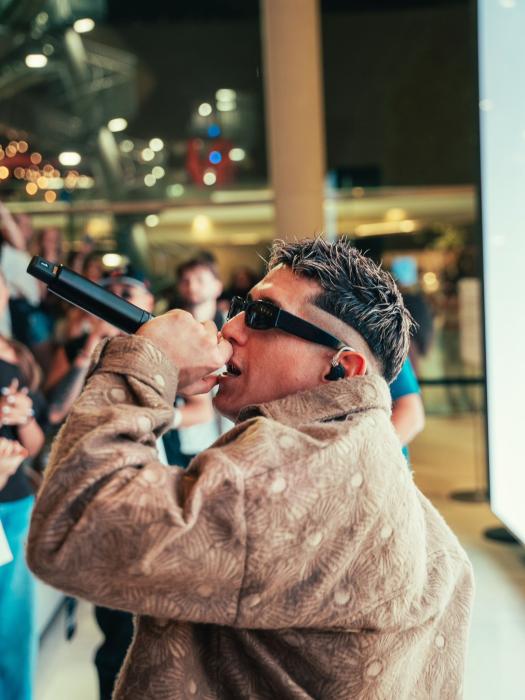 Lenny Tavárez anuncia su nuevo álbum «8» en encuentro íntimo con fans y la industria