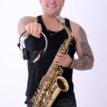 Stiven Saxo revoluciona el club con «Que Importa»: saxofón en vivo y Latin Tech