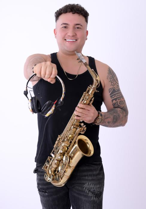 Stiven Saxo revoluciona el club con «Que Importa»: saxofón en vivo y Latin Tech