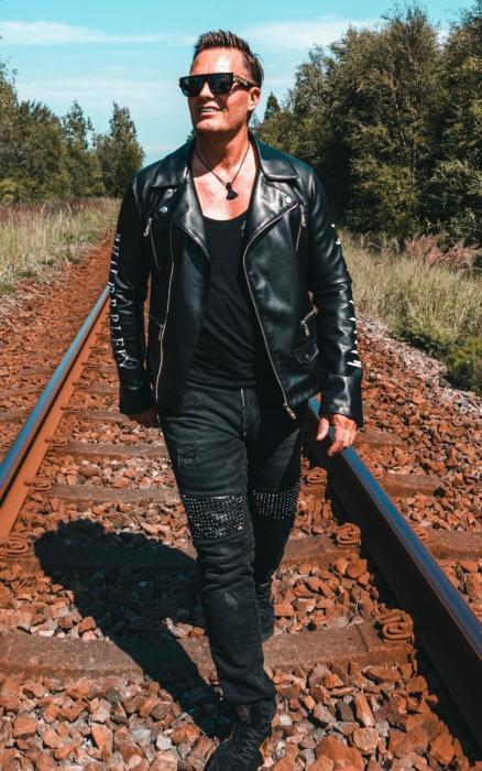 Terry Golden llega a Colombia con «Harmony», un nuevo himno de conexión musical